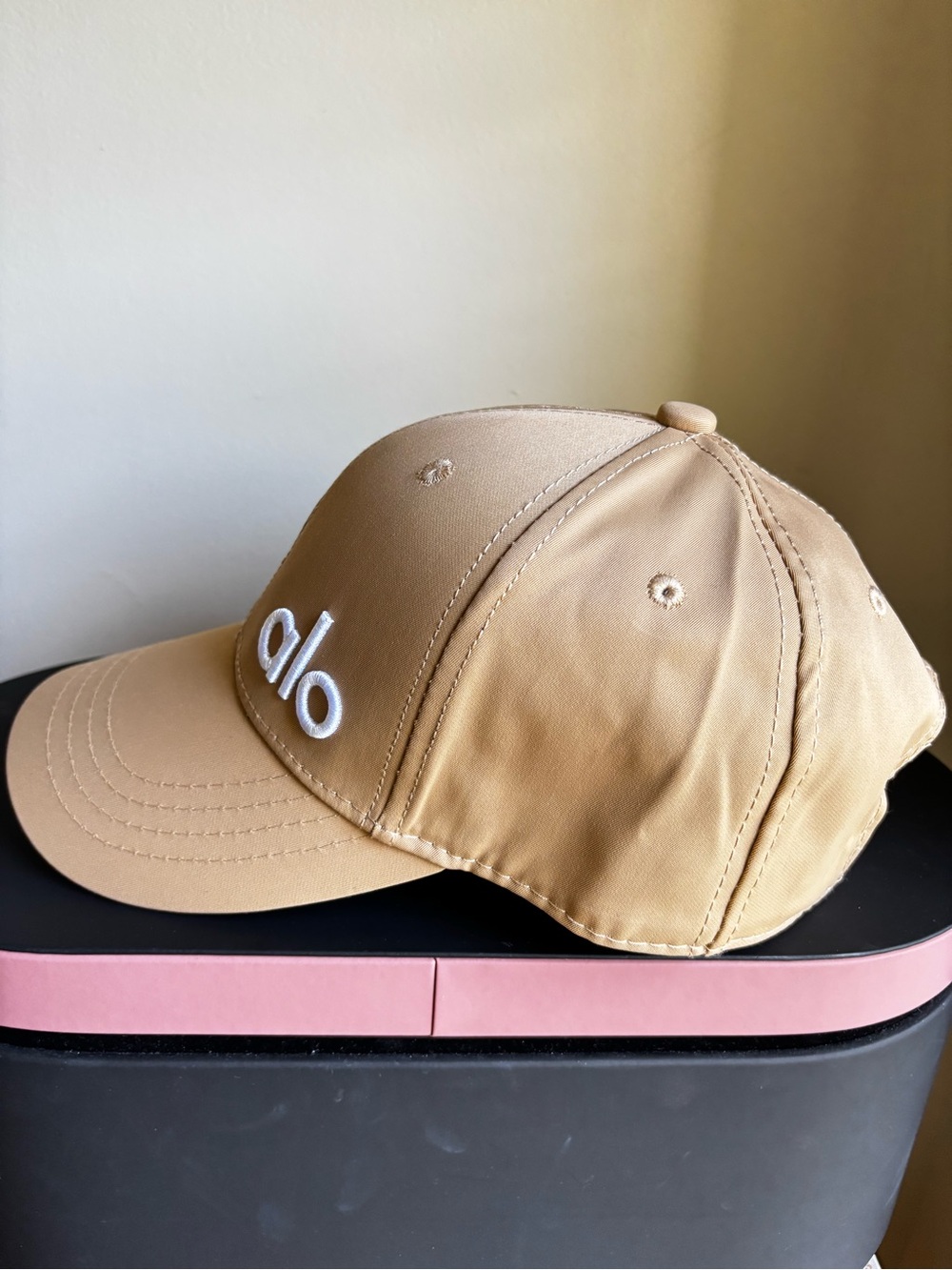 Unbranded brand New. Unisex Yoga tan and white Cap